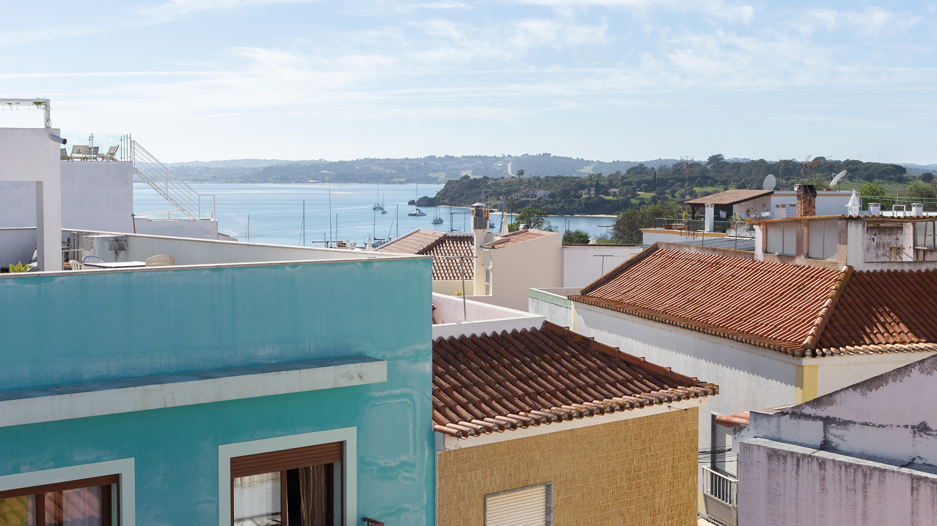 Traditional townhouse with 3 bedrooms and large roof terraces with views, Alvor  | LG2085 Renovated, traditional Portuguese townhouse in the heart of Alvor, with 3 bedrooms and 2 bathrooms and 2 roof terraces offering wonderful views over this beautiful Algarve fishing town.