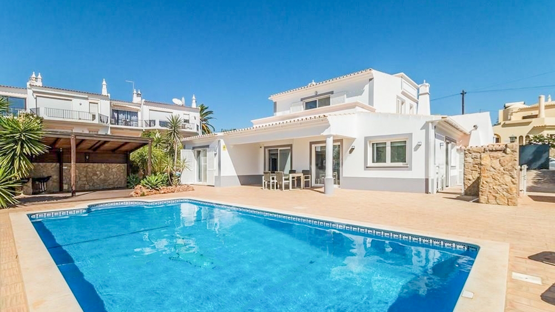 Modern 4 Bedroom Villa with Sea Views in Guia | VM2092 This modern villa has been recently refurbished and is walking distance to the town centre with a variety of restaurants in Guia, Albufeira. The property offers a fresh open feel with a fantastic sea view.