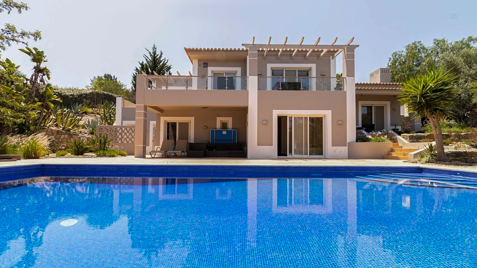 Espaçosa moradia V3 com piscina em resort de golfe perto de Carvoeiro, Algarve Barlavento | PCG2148 Moradia V3 com casas de banho privativas e piscina, rodeada por um grande jardim bem cuidado em popular resort de golfe. Perfeito como residência permanente e para alugar.