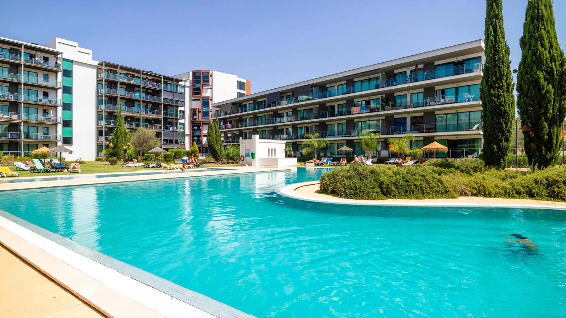 Apartamento moderno com 2 quartos, piscina e vistas para o jardim, Vilamoura | VM2163 Apartamento moderno no rés do chão com grande terraço localizado perto de Vilamoura e de alguns dos seus melhores campos de golfe.