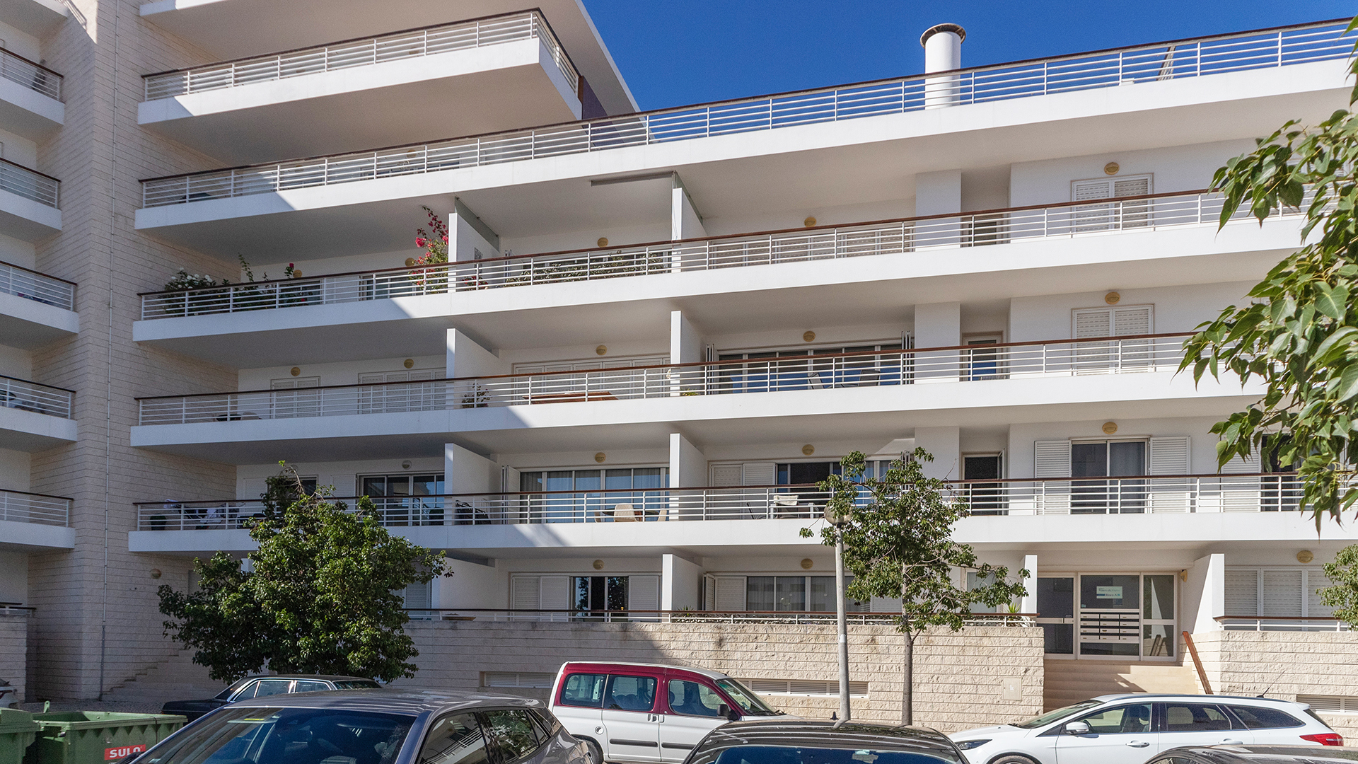 Geräumiges 2 SZ Apartment in der Marina von Lagos, West Algarve | LG2197 Dieses Apartment mit 2 Schlafzimmern und grosser Terrasse im ersten Stock ist eine gute Wahl für alle die den Lebensstil der Algarve geniessen möchte. Es liegt am begehrten Yachthafen von Lagos und bietet eine fantastische Aussicht. Restaurants und Geschäfte, sowie das historische Stadtzentrum von Lagos sind fussläufig erreichbar. 