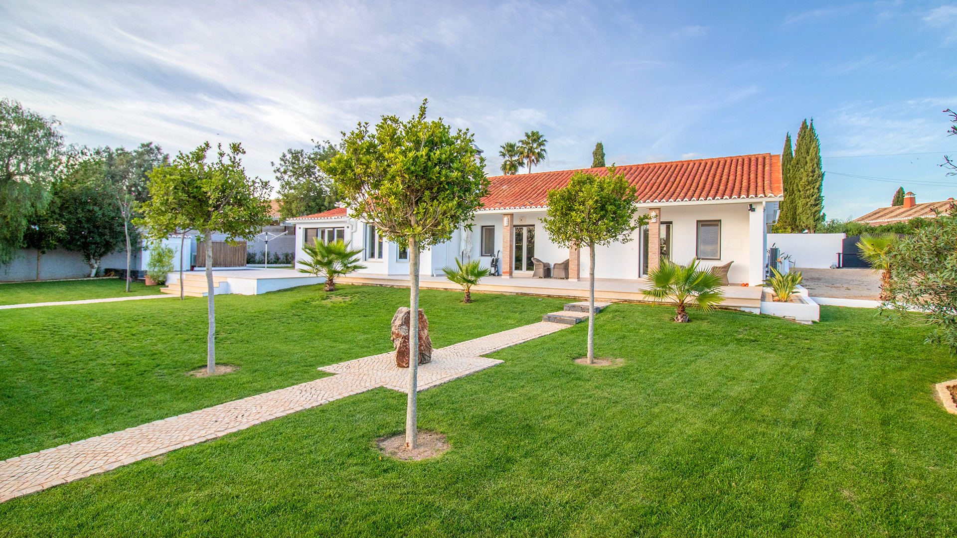 Moderne und luxuriöse 4 SZ Villa mit Pool und Nebengebäude Nahe Lagoa, West Algarve | PPP2226 Moderne und luxuriöse Villa mit vier Schlafzimmern und Nebengebäude in einer ruhigen und beliebten Wohngegend. Dieses Jahr komplett renoviert und mit sehr hoher Spezifikation und Qualität ausgestattet.