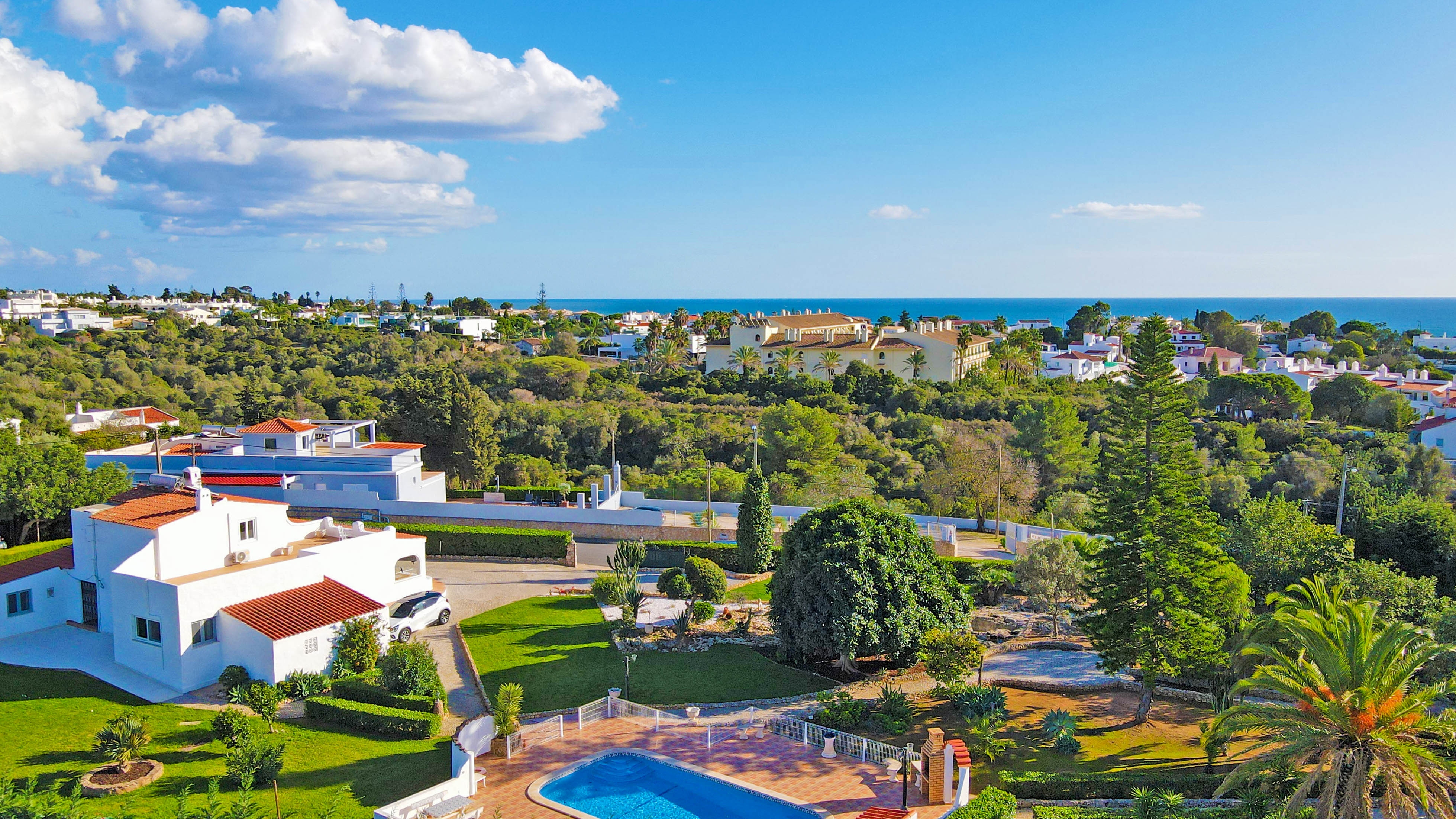Renovierte 4 SZ Villa mit grossem Grundstück und Pool, Carvoeiro, West Algarve | PPP2229 Fantastische, renovierte Villa mit 4 Schlafzimmern und Pool in ausgezeichneter Lage.
