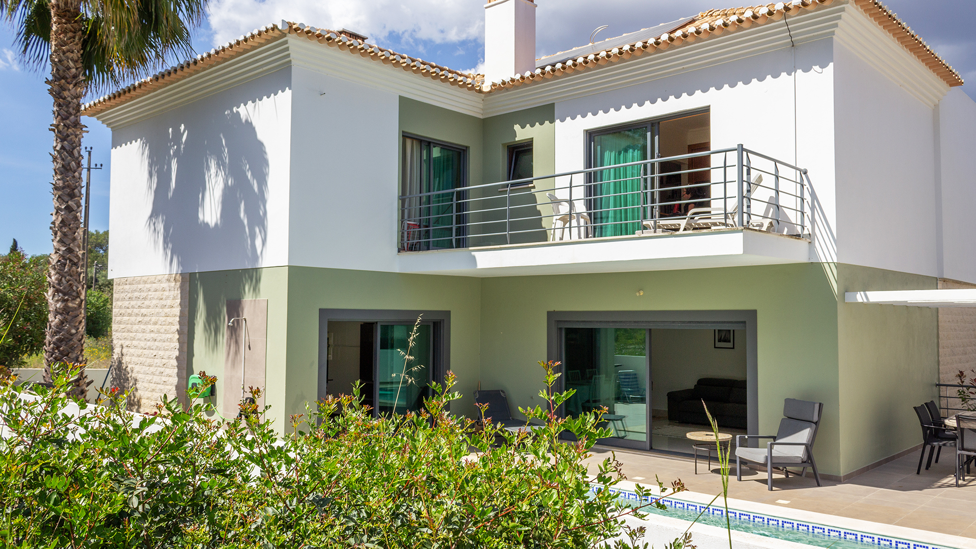 Villa immaculée avec piscine dans un endroit calme près de Praia do Vau et du terrain de golf d'Alto, Algarve Ouest | LG2235 Cette villa moderne de 4+1 chambres est située entre Alvor et Portimão dans un cul-de-sac tranquille près de Praia do Vau et du terrain de golf d'Alto. Elle est idéale pour une famille, pour une résidence permanente ou une maison de vacances, car elle est proche de toutes les commodités et de la célèbre plage de Praia da Rocha.