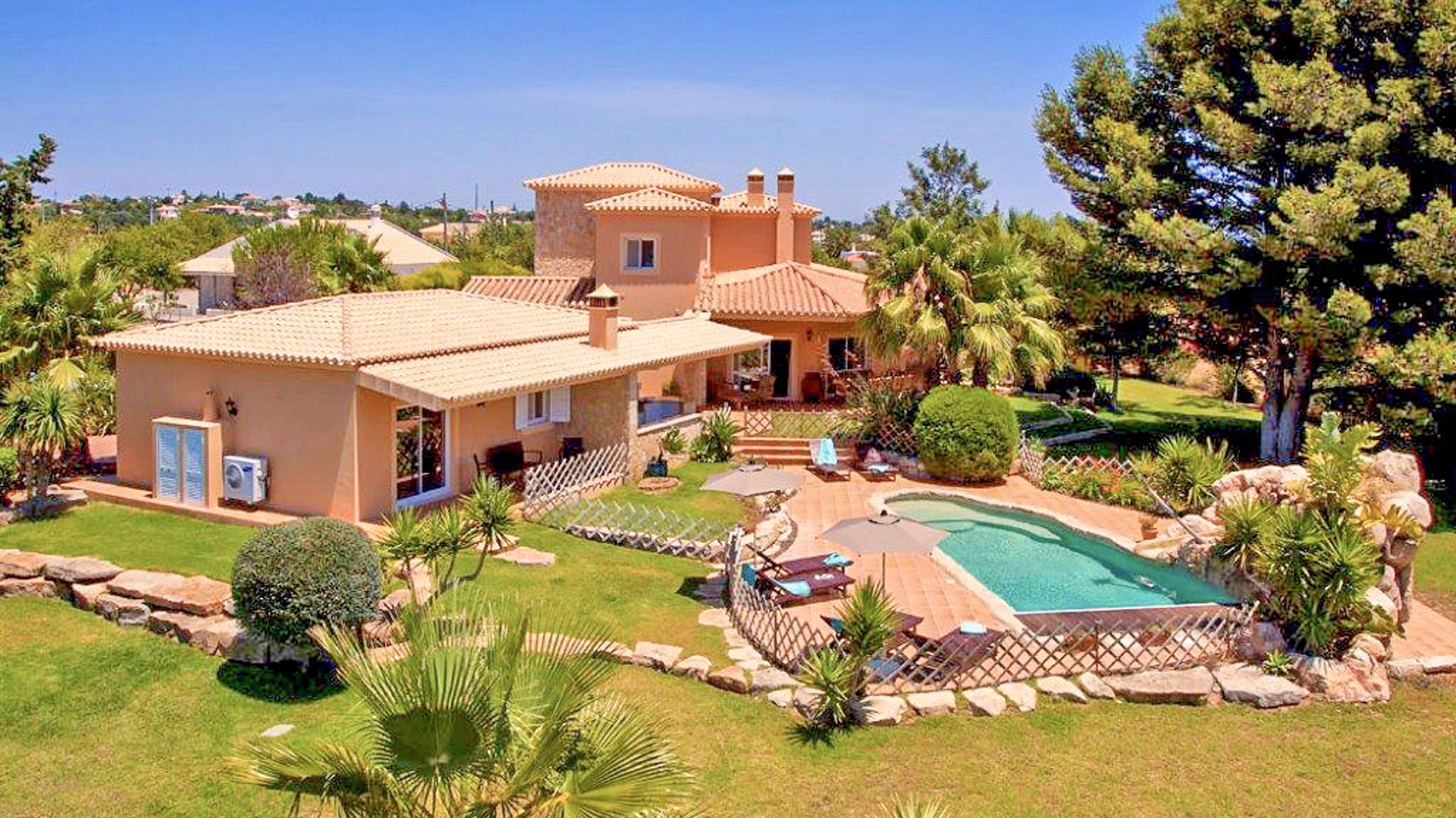 Beautiful 4 bedroom house with sea views in Carvoeiro | S1857 4 bedroom villa in Carvoeiro with heated pool and sea views.With a big living area, this villa is located in Benagil, close to the beach, golf and amenities.
