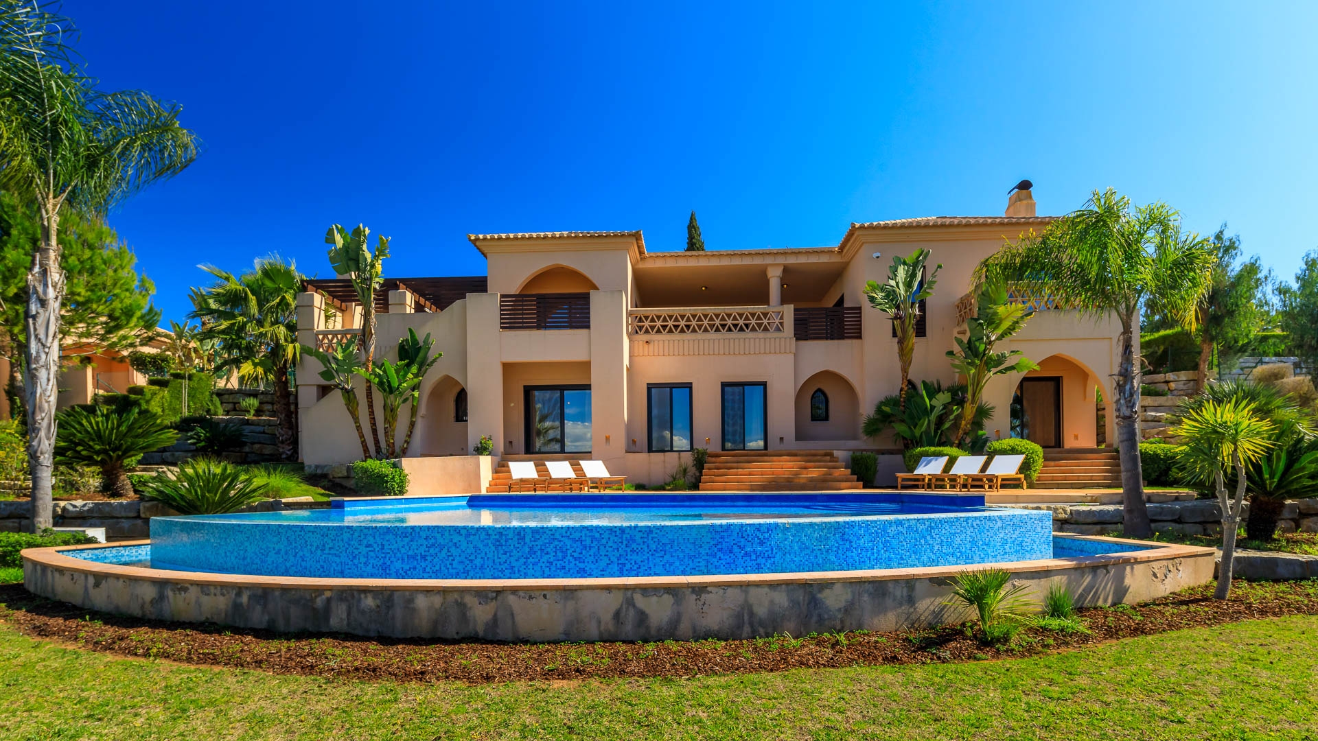 Freistehende Luxusvilla mit 4 SZ im Golf-Resort,  Alcantarilha | LG440 Diese Villa ist die perfekte, schlüsselfertige Immobilie für jeden, der sich im Urlaub wie zu Hause fühlen möchte oder der ein sichere Investition sucht.
