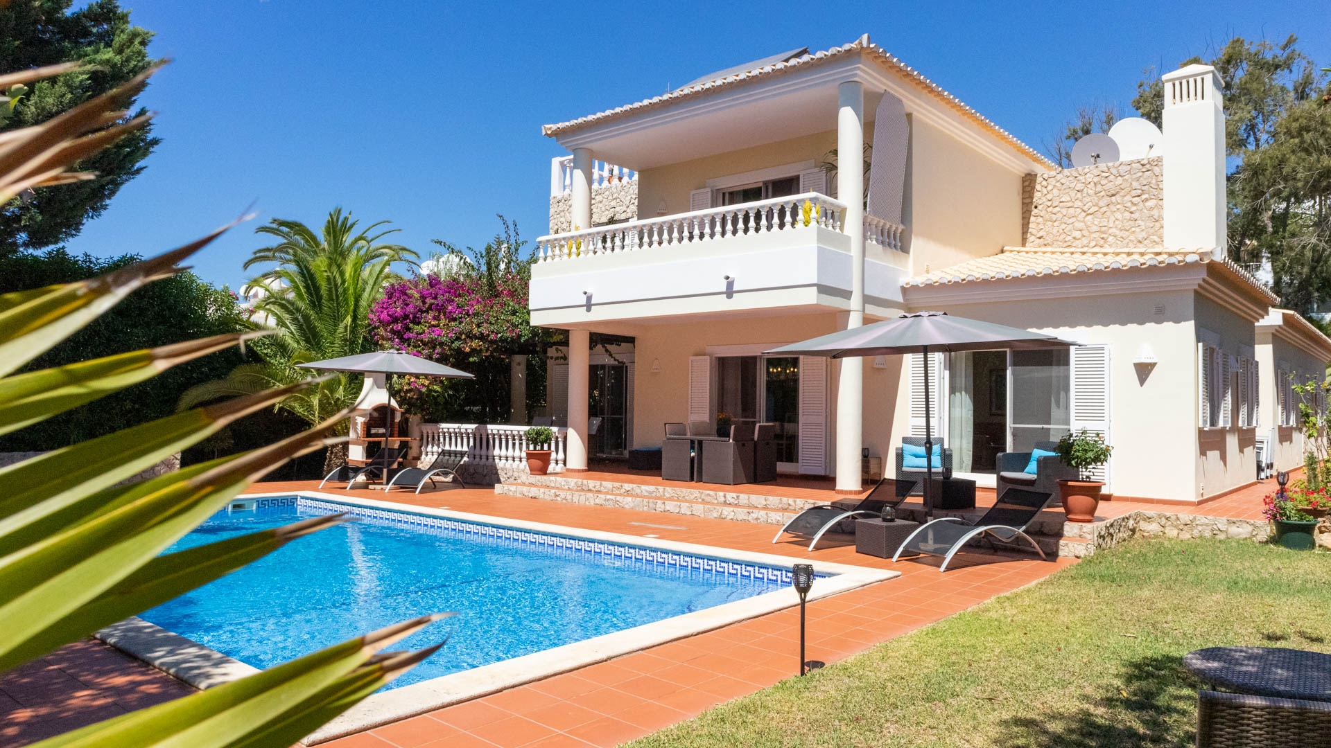 Beautiful 3+1 bedroom Villa with large pool and sea views from the roof terrace, Carvoeiro | VM770 3+1 bedroom villa with pool and sea views from the roof terrace in Carvoeiro. The villa is in an excellent location, close to beaches, golf courses and all amenities.