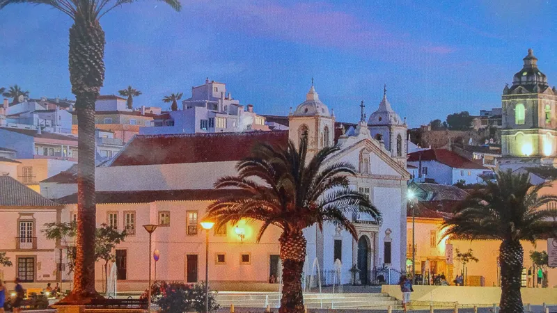 How much do beachfront properties cost in the Algarve region?