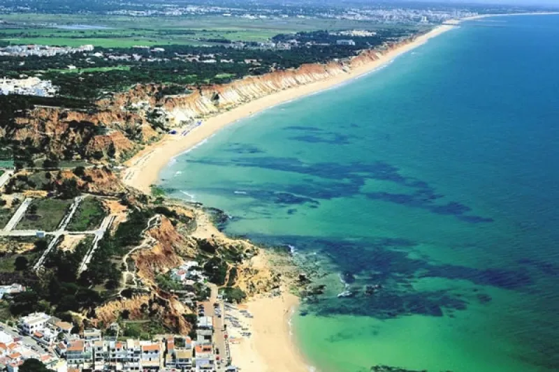 Comment acheter une propriété près de la célèbre Praia da Falésia ?