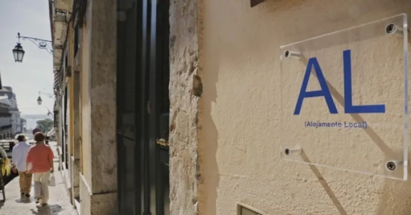 Comment vérifier si ma licence d'hébergement est affectée par le programme 'More Housing' ?