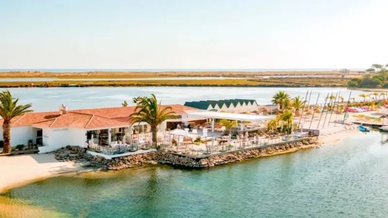 How are rising property prices in the Algarve affecting luxury home buyers?