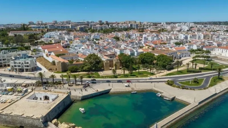 Como os preços das casas no Algarve se comparam a outras regiões?