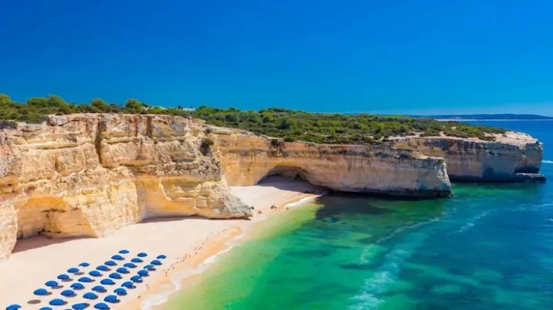 How much do properties cost in the Algarve, voted the best beach destination?