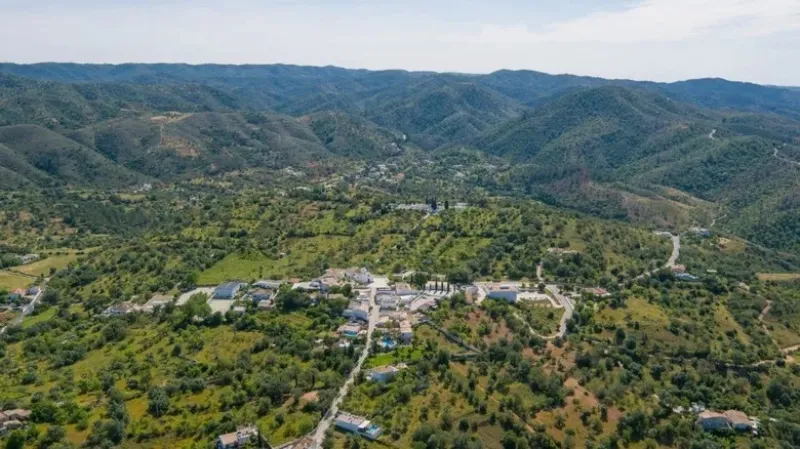 Como posso construir uma casa em terreno rural com as novas leis de construção?