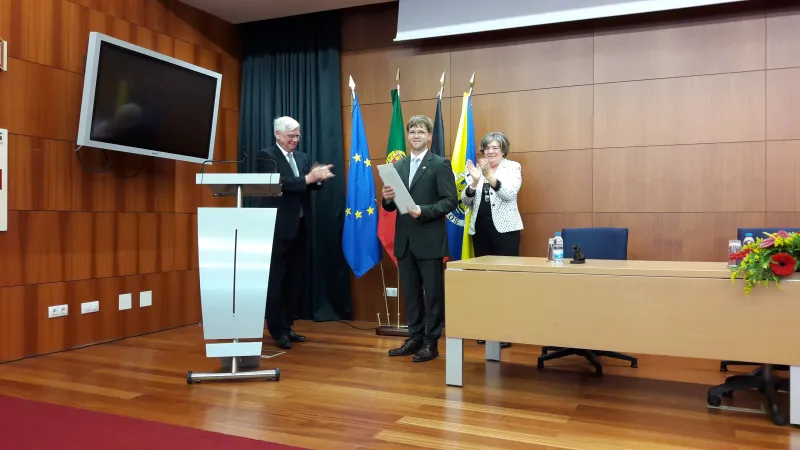 Como posso marcar uma reunião com o Dr. Alexander Rathenau?