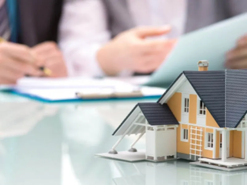 How can a real estate agent help me understand property laws in Portugal?